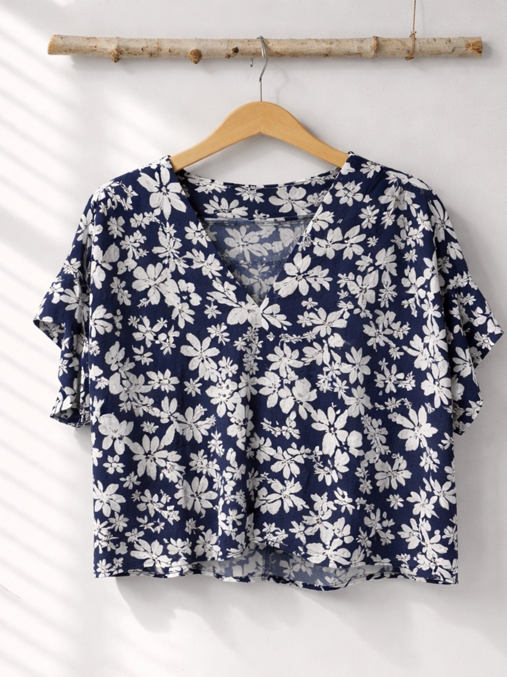 💥 MNG Mango Navy White Floral Boxy Crop Top Flutter Sleeve Oversized Size Small
